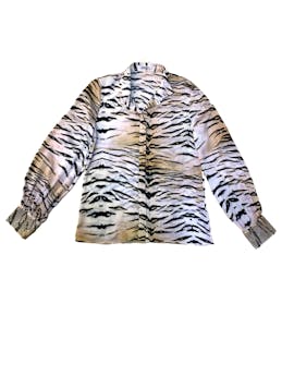 Blusa blanca de manga larga de seda ,estampado animal print  en colores negro y beige, detalle de pequeñas tachas incrustadas en todo el contorno de los puños. busto: 96 cm, largo: 64 cm